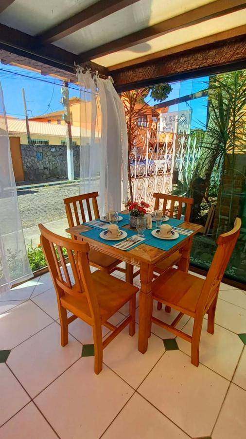 Bliss Hoteis Centro Búzios Exterior foto A dining table with four chairs